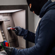 Złodziej przy bankomacie dokonuje przestępstwa skimmingu