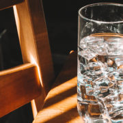 Woda z filtra Dafi Crystal stojąca na krześle